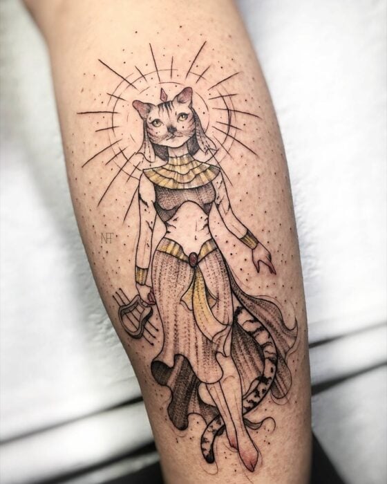 imagen de la piel de un brazo con un diseño de tatuaje de la Diosa Bastet 