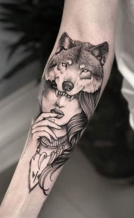 brazo de una persona mostrando un tatuaje de mujer con una máscara de lobo encima de su cabeza