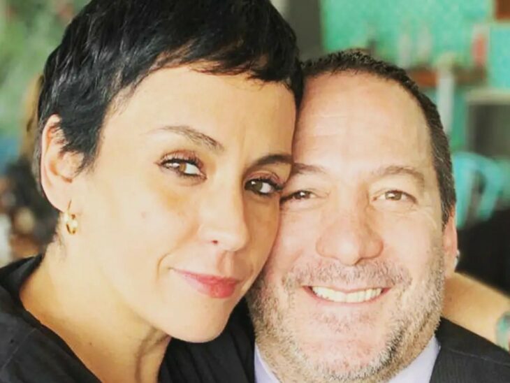 Mayela Laguna y Luis Enrique Guzman abrazados