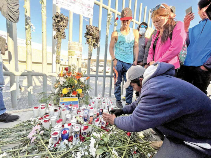 Migrantes guatemaltecos dejando ofrenda tras incendio en centro de detención en Ciudad Juárez