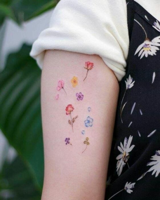 tatuaje girly de flores 