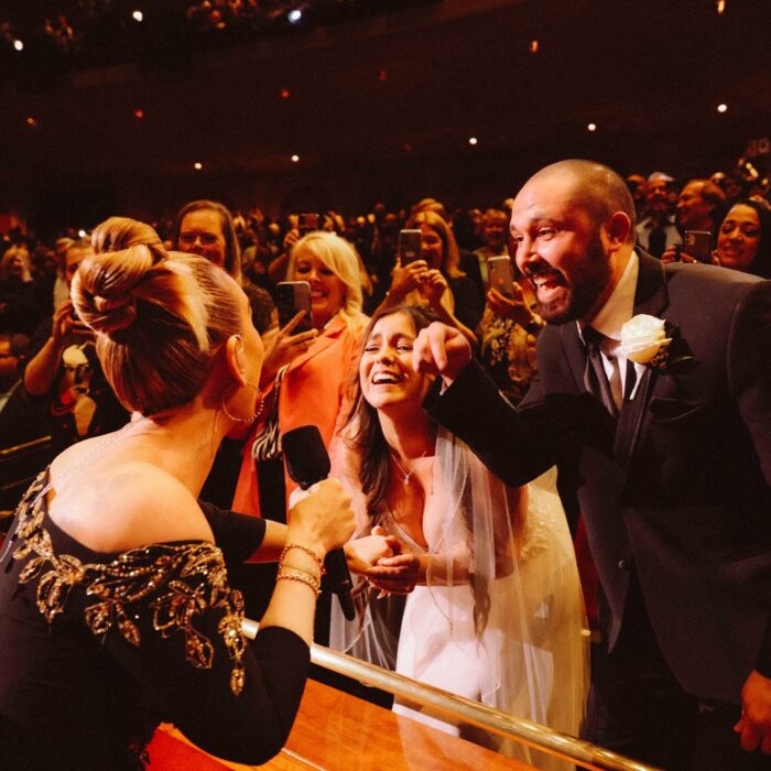 Adele autografía el vestido de novia de una fan en pleno concierto