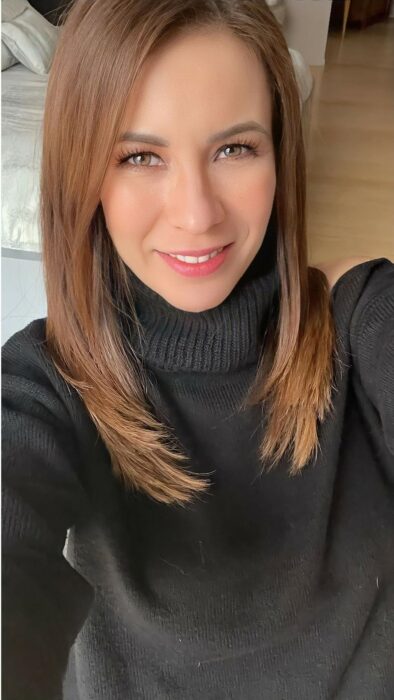 Ingrid Coronado con suéter negro y poco maquillaje