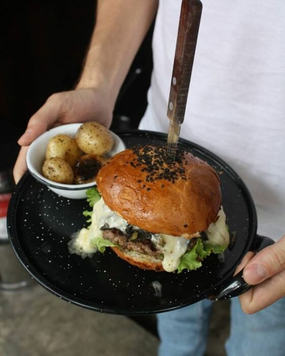 hamburguesa en un plato 