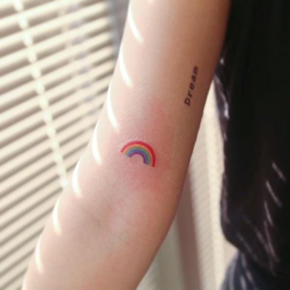 tatuaje de arcoiris girly