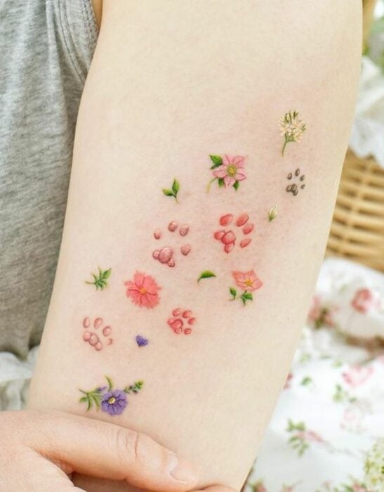tatuaje girly de huellitas