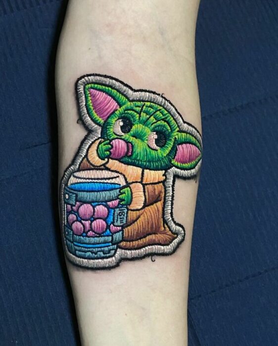 tatuaje bordado baby yoda