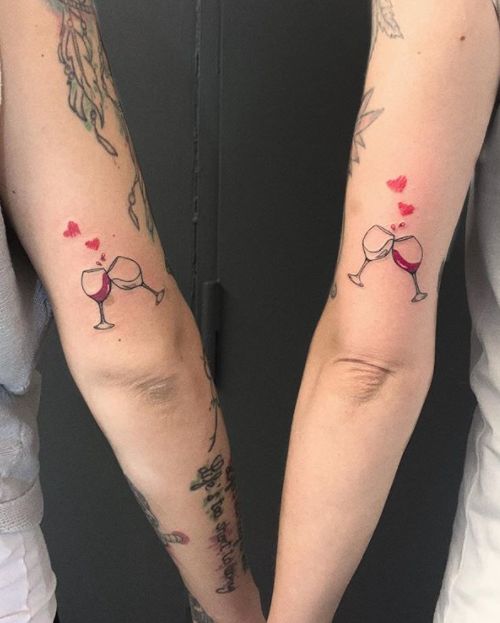 tatuaje de amigas copas de vino