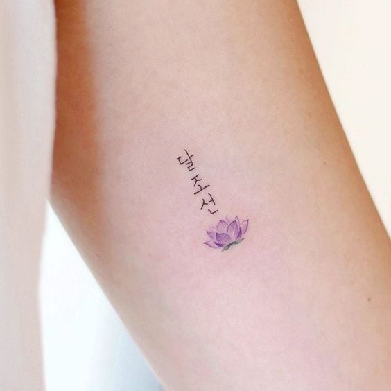 tatuaje girly letras chinas y flor de loto