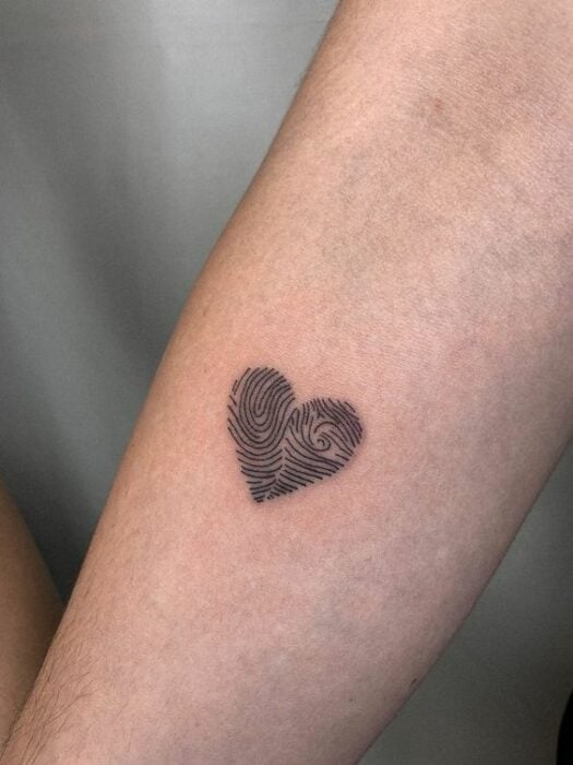 tatuaje de corazón con las huellas 