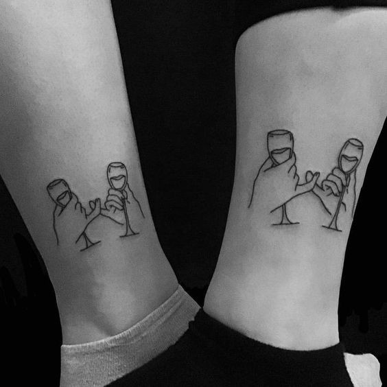 tatuaje amigas promesa con el meñique