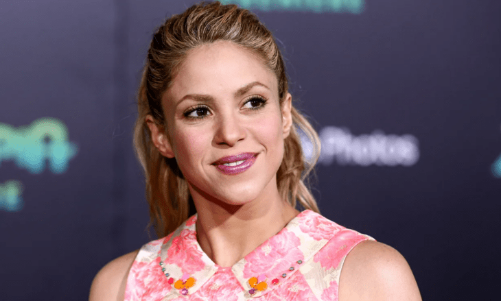 Shakira photographed at a musical event while looking to the side, her hair is tied up in a ponytail