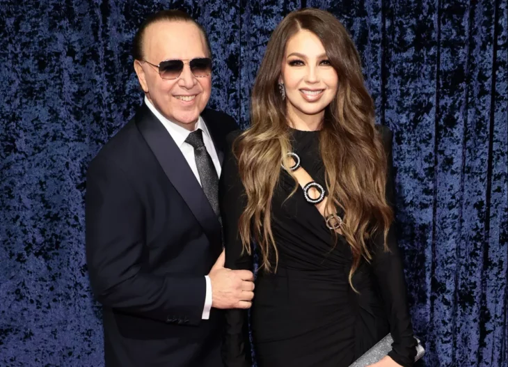 Tommy Mottola y Thalía captados juntos en un evento ambos visten de manera formal en colores oscuros