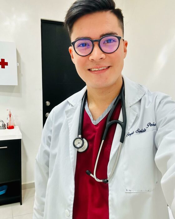 fotografía selfie de un joven doctor en su consultorio 