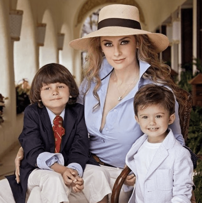 Aracely Arámbula junto a los hijos que tuvo con el cantante Luis Miguel en una sesión de fotos para una revista de sociedad 