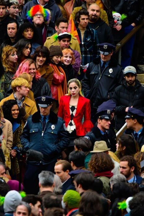 Lady GAga caracterizada de Harley Quinn rodeada de policías y personas en el set de grabación 