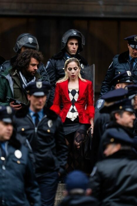 Lady Gaga caracterizada de Harley Quinn rodeada de policías en las grabaciones del Joker 2 