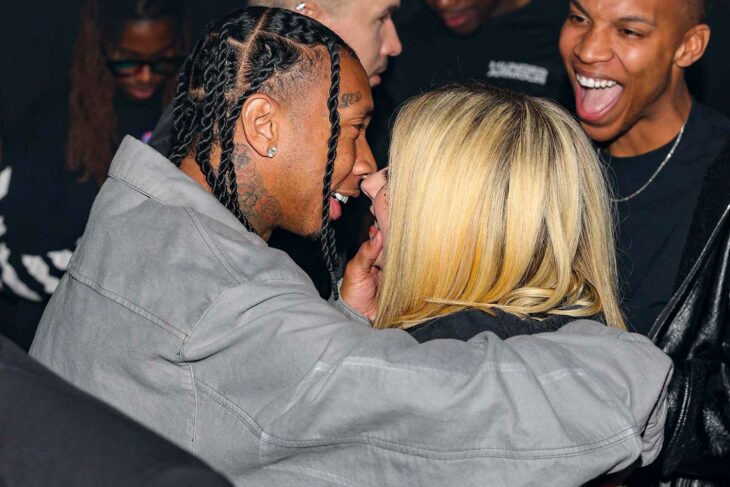 Avril Lavigne y Tyga a punto de besarse en la fiesta Mugler x Hunter Schafer en el marco de la semana de la moda de París