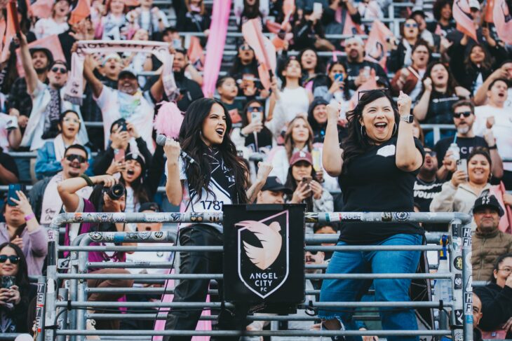 Becky G celebrando en apoyo del equipo de FC Angel City en la