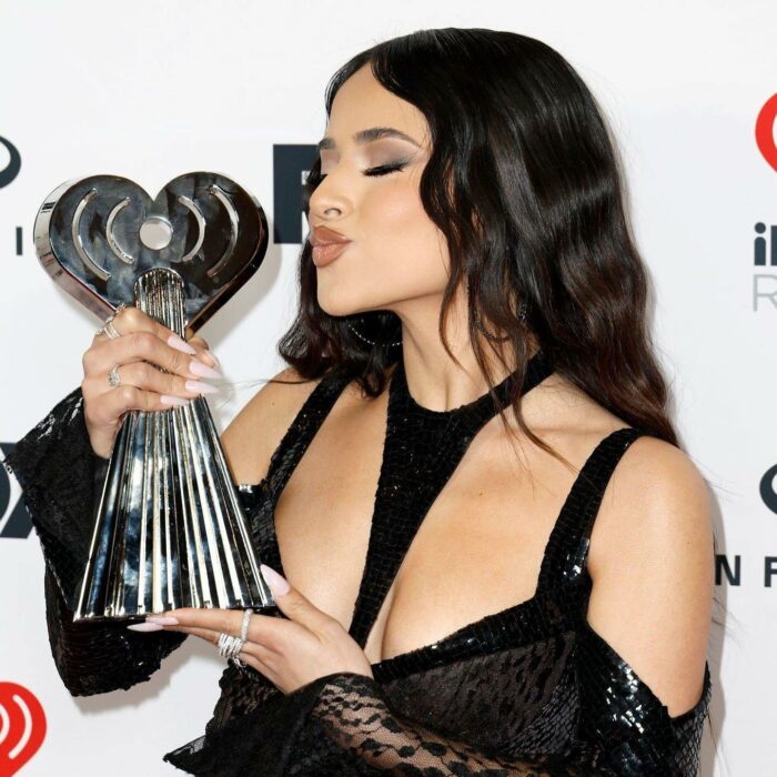 Becky G besando su premio durante la ceremonia de los