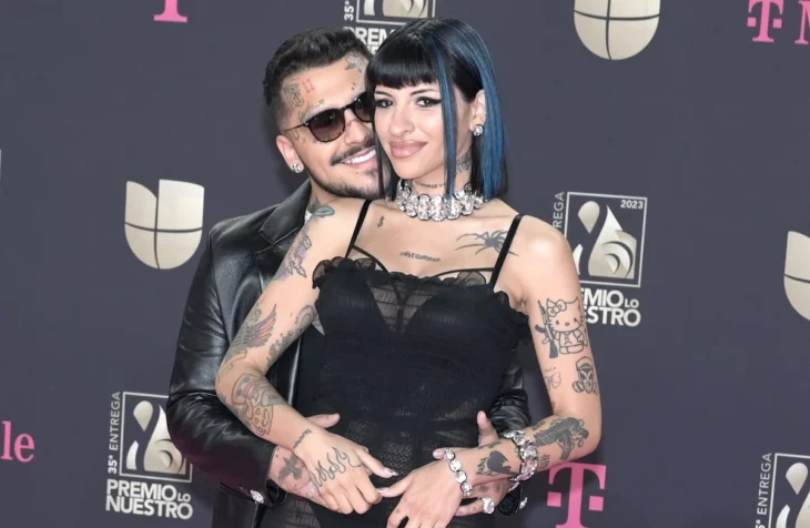 imagen de Christian Nodal y Cazzu en la alfombra roja de la entrega de premios Lo nuestro