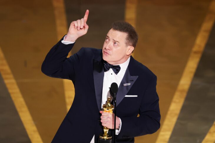 Brendan Fraser con su estatuilla de premio después de su discurso en los Premios Oscar 2023 