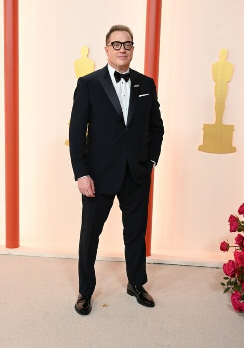 Brendan Fraser posando en la alfombra de los Premios Oscar 2023