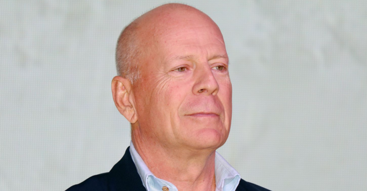 imagen del rostro del actor Bruce Willis se mantiene con un semblante serio y pensativo
