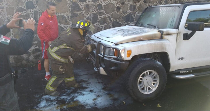 Alfredo Adame en compañía de los bomberos en plena calle cuando su camioneta se incendió 