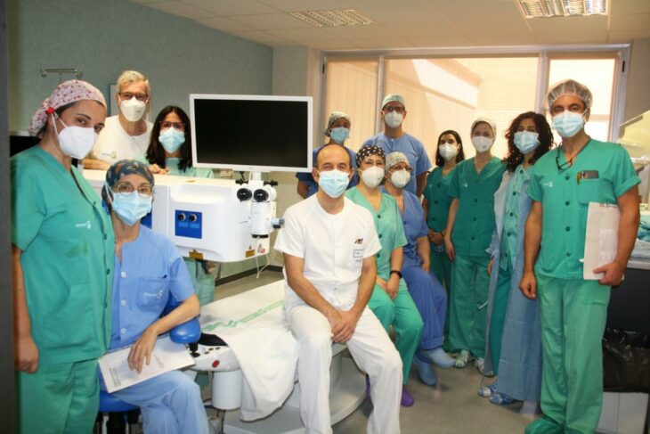 El personal médico de un hospital posa para la cámara en su horario de trabajo todos llevan ropa de personal de la salud