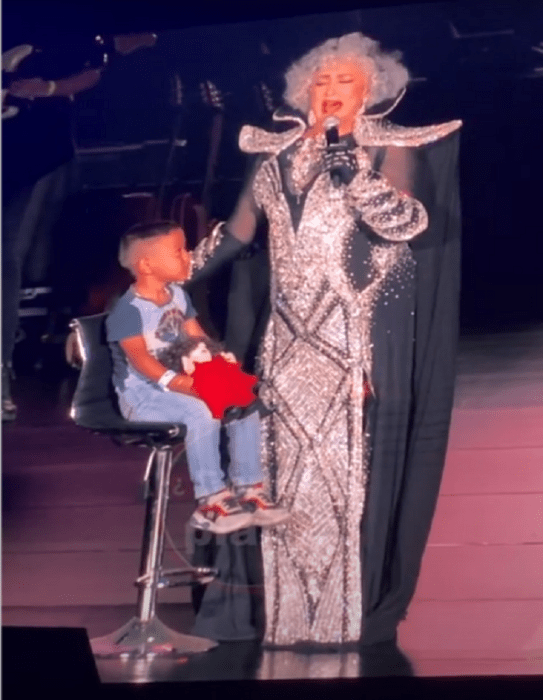 Amanda Miguel junto al pequeño Chucho en el escenario del Auditorio Nacional