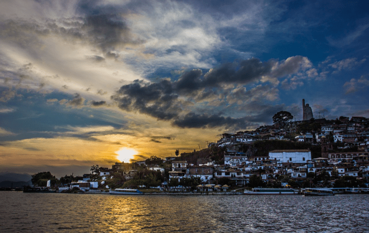 Vista de Pátzcuaro localidad de Michoacán en México tiene un precioso lago que realza su belleza al atardecer