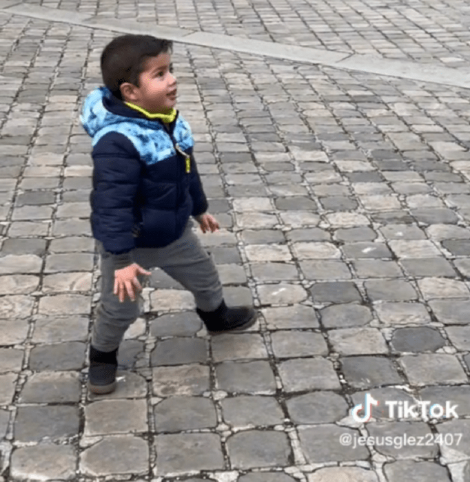 un pequeño niño camina por las calles de Londres en el Reino Unido