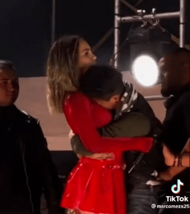 Belinda es sorprendida por un fan en el escenario el chico la abraza efusivamente 