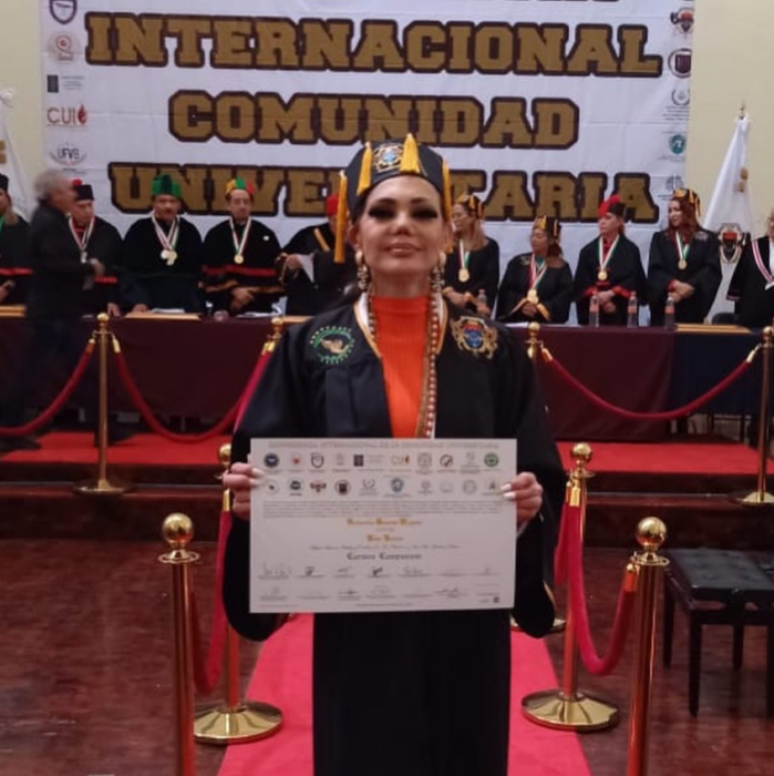 la modelo Carmen Campuzano vestida con toga y birrete para recibir su Doctorado honoris causa 