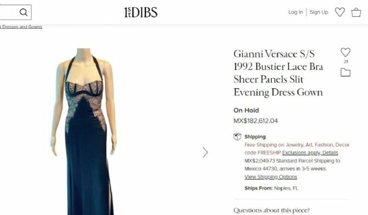 captura de pantalla de un vestido vintage Versace en Internet 