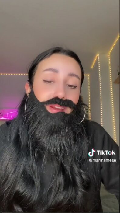 tiktoker asegura que se pone barba falsa cuando camina por la calle de noche 