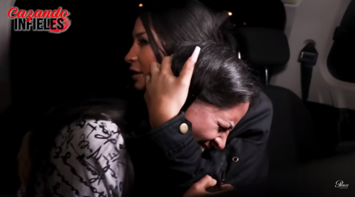 una mujer consuela y abraza a una chica que está llorando en su hombro
