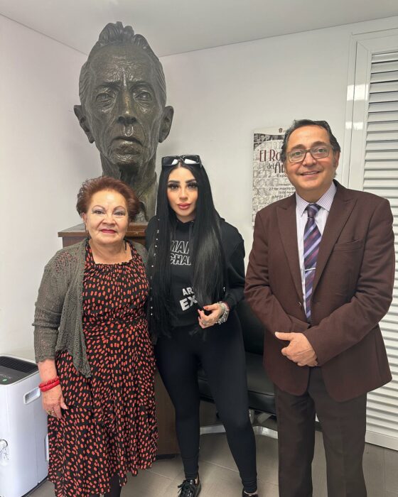 Bellakath posando con un par de personas que forman parte de la Sociedad de Autores y Compositores de México