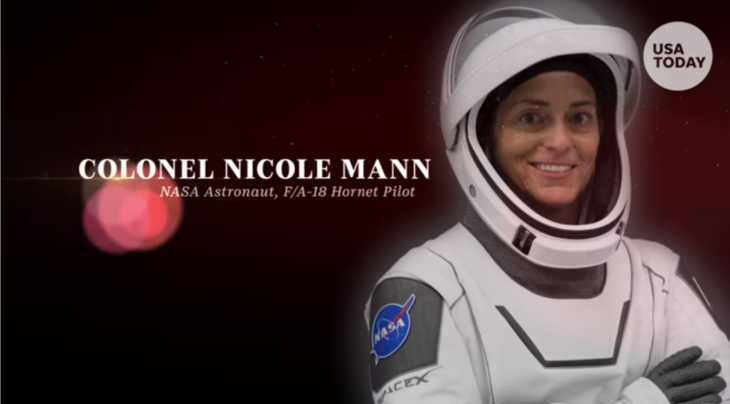 Nicole Mann reconocida por ser una mujer que viajó al espacio lleva su traje espacial 