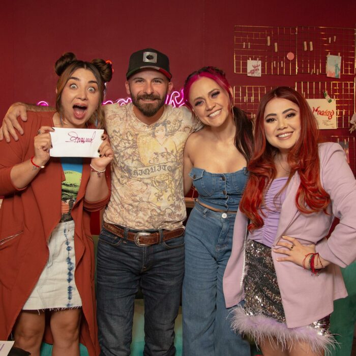 Fotografía que aparece Daniela Luján, Imanol Landeta, Jessica Segura y Mariana Botas en el programa de YouTube Envinadas 