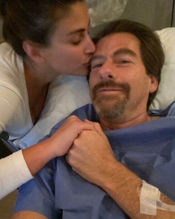 Eduardo Videgaray en el hospital acompañado de su esposa Sofía Rivera 