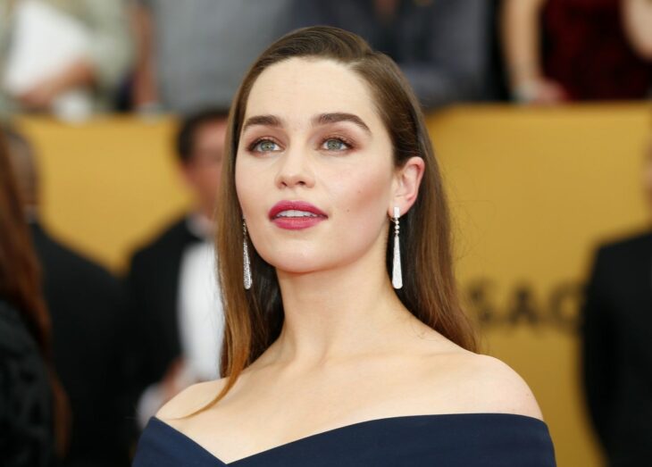 Emilia Clarke posa con un vestido negro en la alfombra roja de un evento