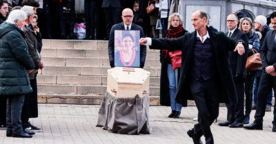 Esposo de maestra fallecida a manos de un alumno le dedica un último baile