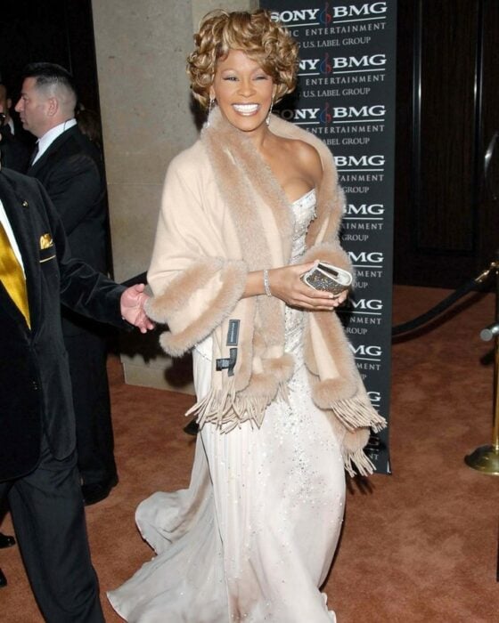 Whitney Houston caminando por una entrega de premios 