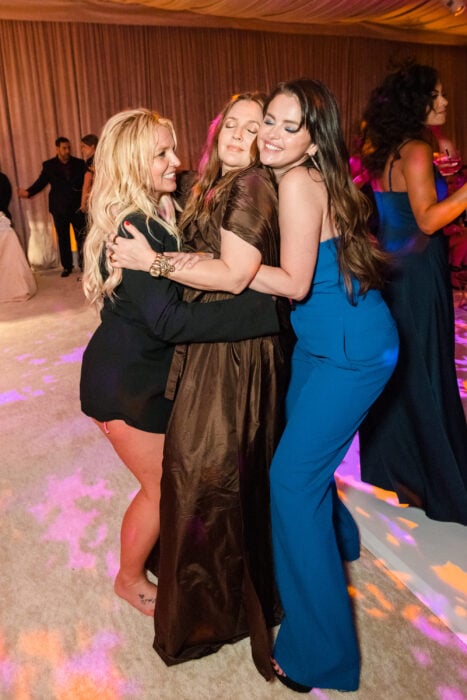 Britney Spears y Selena Gomez abrazando a la actriz Drew Barrymore en la fiesta de la boda de Britney 
