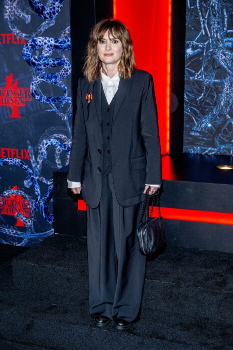 Winona Rydes posando en la alfombra roja de la premiere de Stranger Things 