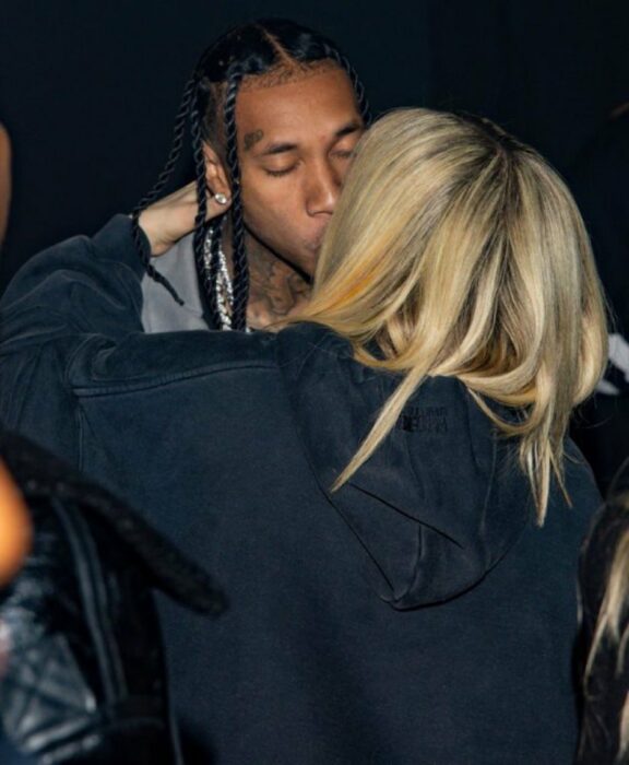 Avril Lavigne y Tyga besándose en la fiesta Mugler x Hunter Schafer en el marco de la semana de la moda de París