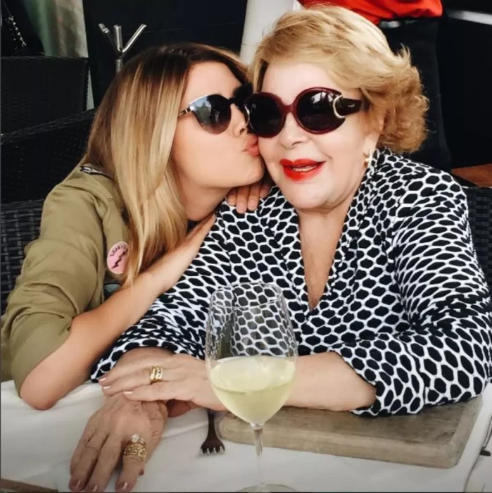 Michelle Salas besa a Silvia Pinal en la mejilla ambas tienen puestos lentes de sol
