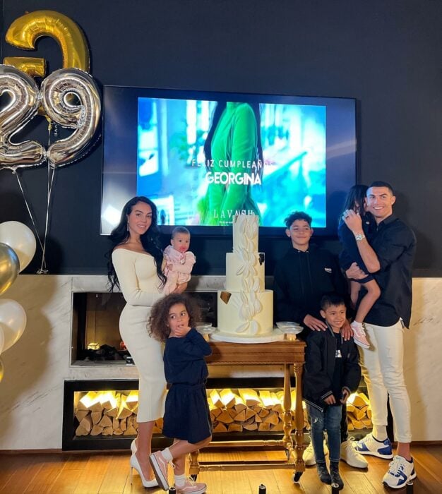 Christiano Ronaldo posing with his wife Georgina Rodríguez and their children